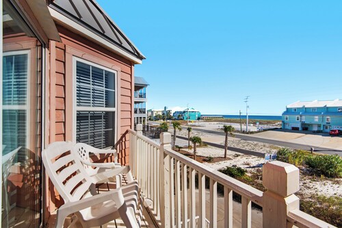 “Pelican Point” Stunning views! Steps to the Beach!