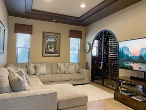 Smart TV, chimenea, reproductor de DVD y estéreo 