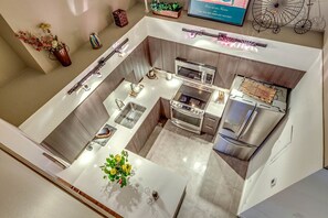 Kühlschrank, Mikrowelle, Ofen, Herdplatte