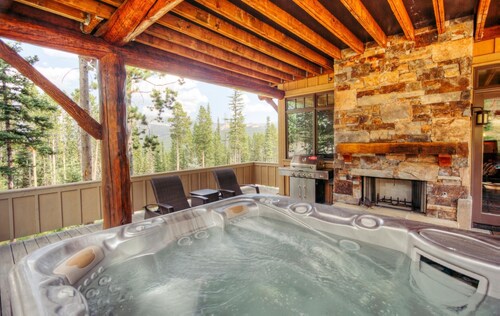 Luxury Suite with Home Theater, Pool Table and Hot Tub!