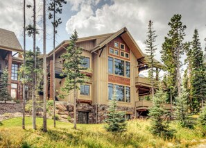 Exterior - Luxury Suite with Home Theater, Pool Table and Hot Tub! (Big Sky)