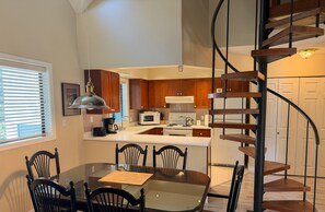 House - On Blackcomb Mountain - Balcony w/ BBQ, Common Rooftop Hot Tub, Free Parking (Whistler)