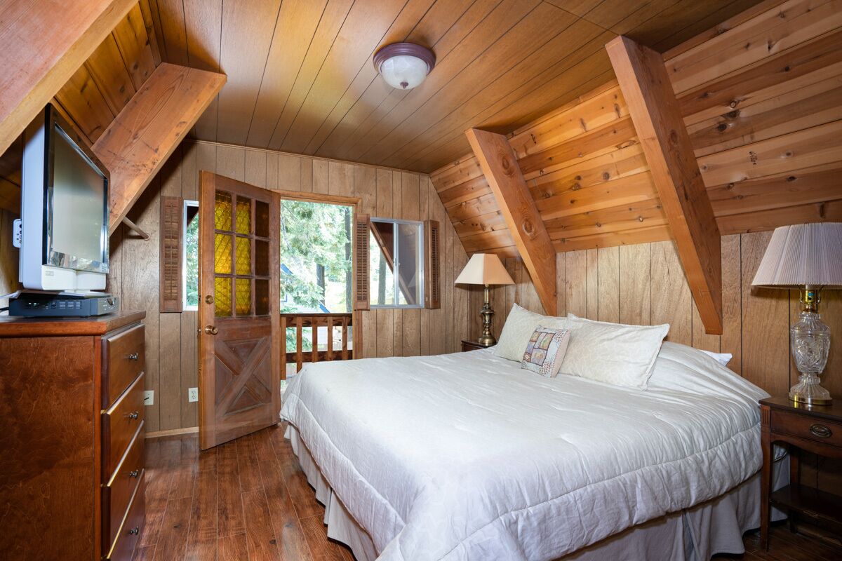 Explore Lake Tahoe this Summer! Classic, Pet-friendly A-Frame Styled Cabin with WiFi