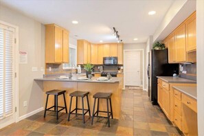 Køleskab, mikrobølgeovn, ovn, kogeplade