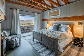 3 habitaciones, tabla de planchar con plancha y cuna de viaje 