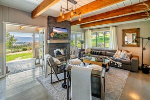 Fernseher, Kamin, DVD-Player, Bücher