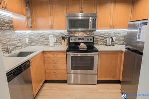 Réfrigérateur, four à micro-ondes, un four, surface de cuisson