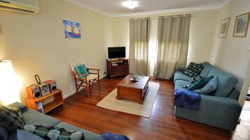 Una Smart TV, un reproductor estéreo