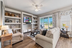 テレビ、暖炉、テーブルサッカー台