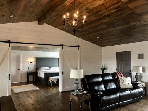 The PearTree Cottage- enjoy the view in the hot tub! 10 minutes from Berlin