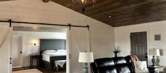 The PearTree Cottage- enjoy the view in the hot tub! 10 minutes from Berlin