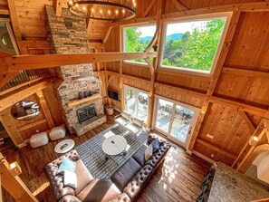 Fernseher, Kamin, DVD-Player, Bücher