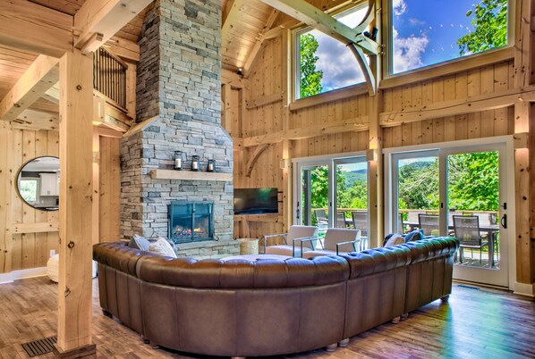 Fernseher, Kamin, DVD-Player, Bücher