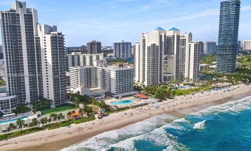 Direct access to the beach, Oceanfront, Beachfront. High speed wifi internet.