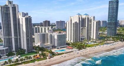 Direct access to the beach, Oceanfront, Beachfront. High speed wifi internet.