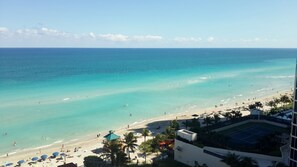 På stranden, solsenger og strandhåndklær