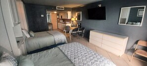 Skrivbord, strykjärn/strykbräda, gratis wi-fi och sängkläder