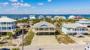 Una zona residencial costera con propiedades frente al mar, incluyendo casas con balcones y vistas al océano.