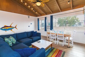 Smart TV, books, computer monitors - Dec. Sale! 25Min2Disney! ACParkingrEVBikesWasher (Newport Beach)