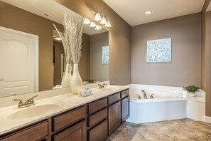 シャワー付き浴槽、ジェットバス、タオル、石鹸