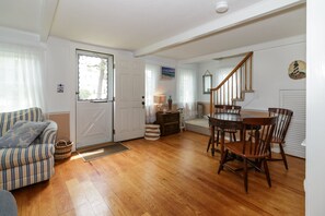 Taulutelevisio, DVD-soitin, kirjoja