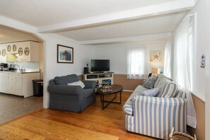 Taulutelevisio, DVD-soitin, kirjoja