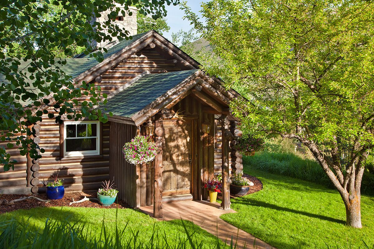 Authentic, Western log cabin in heart of Jackson