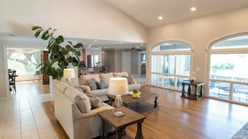 TV connectée, cheminée, table de tennis de table