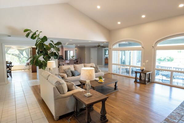 Smart-TV, Kamin, Tischtennisplatte