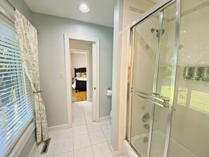 Combined shower/tub, jetted tub, hair dryer, towels