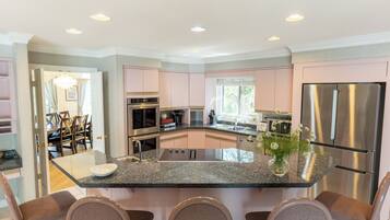 KĂŒhlschrank, Mikrowelle, Ofen, GeschirrspĂŒler