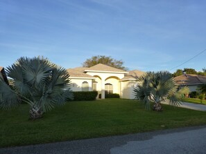 Property grounds - Big and light villa with heated pool, shops are around, in nice area (Florida)