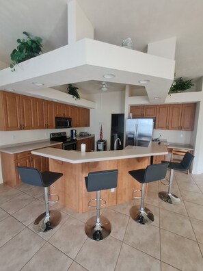 Fridge, microwave, oven, stovetop - Big and light villa with heated pool, shops are around, in nice area (Florida)