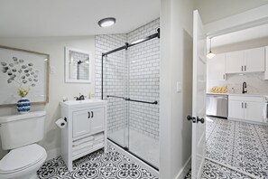 Ensemble douche/baignoire, sèche-cheveux, serviettes fournies, savon