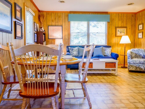 Lindley: lähellä ravintoloita, tilava seulotaan kuisti, kattotasanteella.