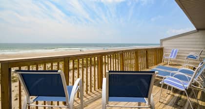 Queens Grant E-216 - Oceanfront huoneisto uima-altaalla ja venerampilla