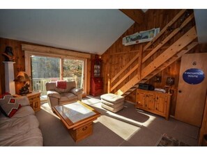 Smart TV, fireplace, DVD player, table tennis - Bear's Den - Mount Snow Townhome - w/ Heated Pool! (West Dover)