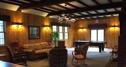Bear's Den - Mount Snow Townhome - w/ Heated Pool!