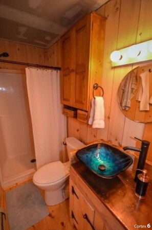Ducha y bañera combinadas, secador de pelo, toallas y jabón