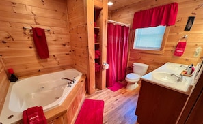 Badewanne, Whirlpool, Haartrockner, Handtücher