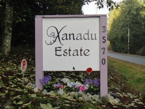 Property grounds - Xanadu 1 Suite - 2 bedroom Luxury on 11 private acres (Cobble Hill)