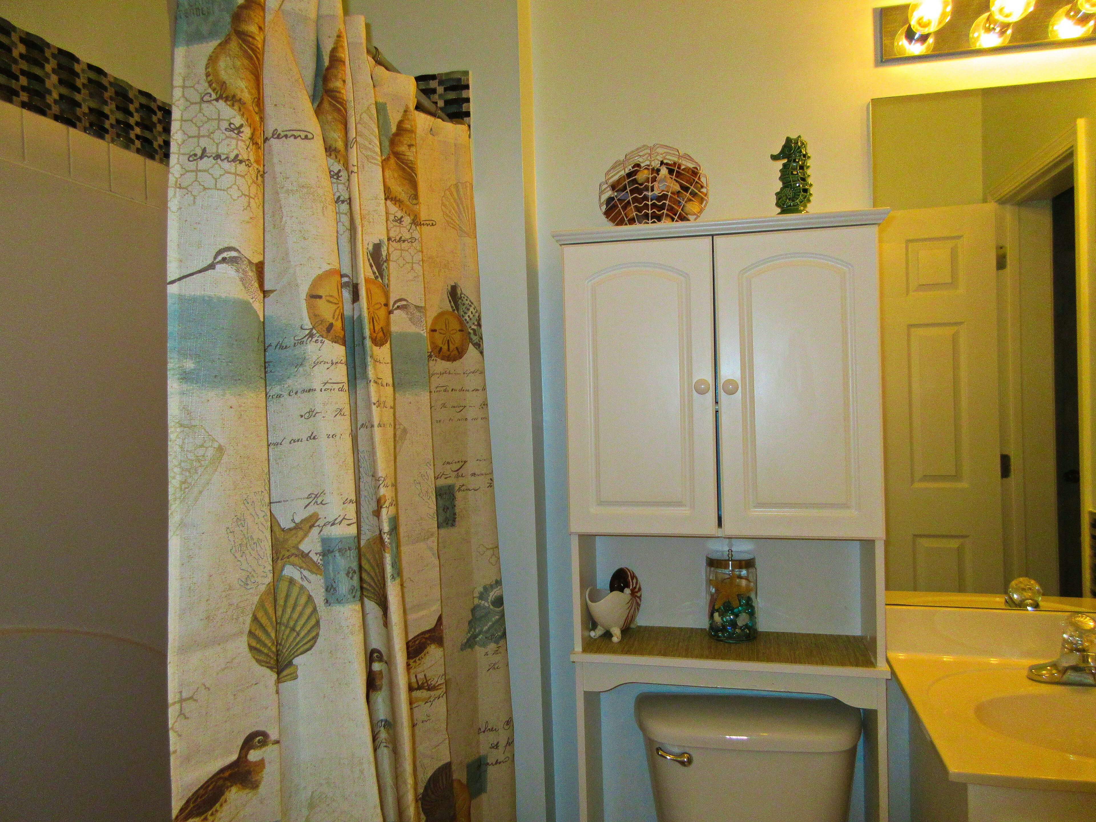 Ein Badezimmer mit Toilette, Waschbecken und Schrank.