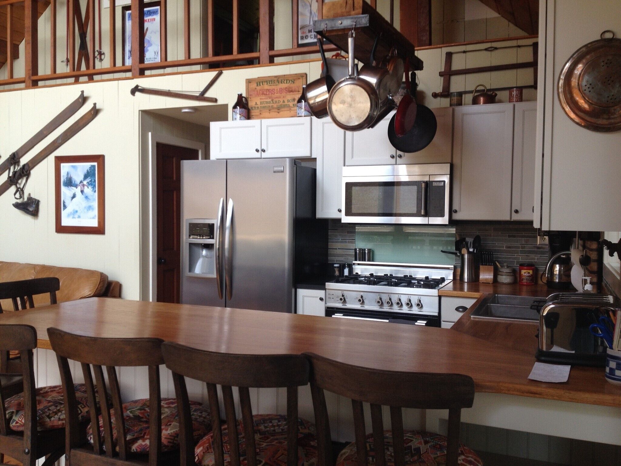 Fabulous Mountain View Chalet, cozy and close to Everything! Pet Friendly!