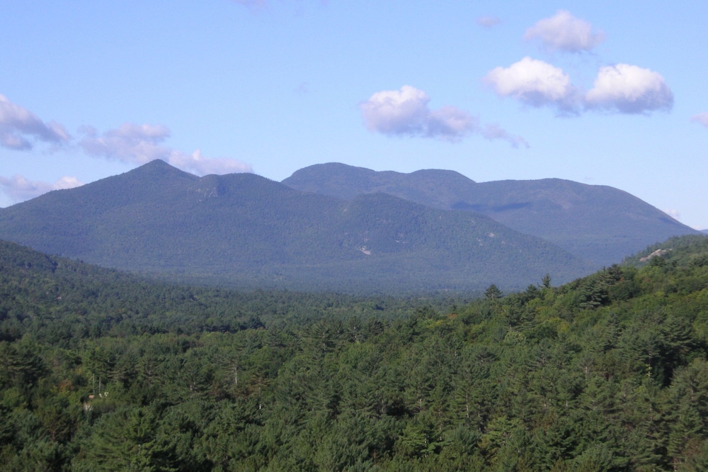 Fabulous Mountain View Chalet, cozy and close to Everything! Pet Friendly!