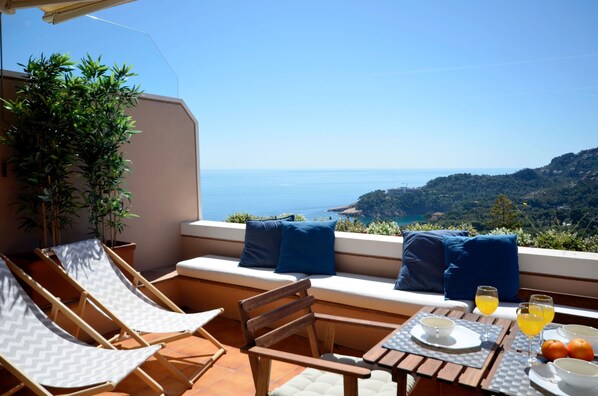Outdoor dining - Holiday rental apartment with swimming pool in Begur, Aiguablava (Begur)