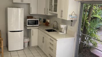 Kylskåp, mikrovågsugn, kaffe- och tebryggare och brödrost