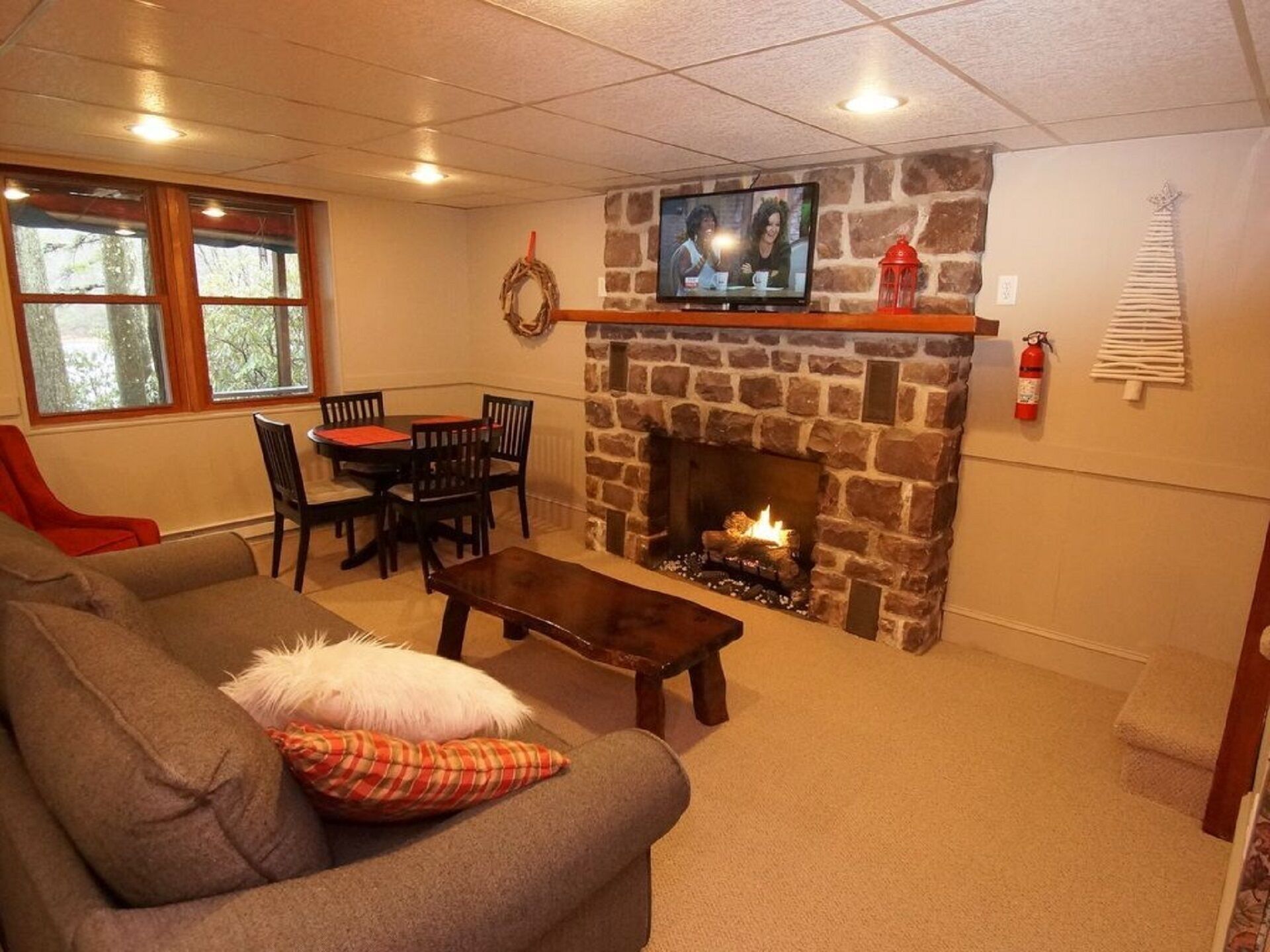 ALL 4 SEASONS SIZZLE AT THE  BEAUTIFUL LAKE ESCAPE AT LAKE HARMONY !!!