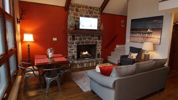 Una Smart TV, una chimenea, un reproductor de DVD