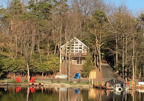 CREATE MEMORIES & RELAX  AT THE  BEAUTIFUL LAKE ESCAPE AT LAKE HARMONY !!!