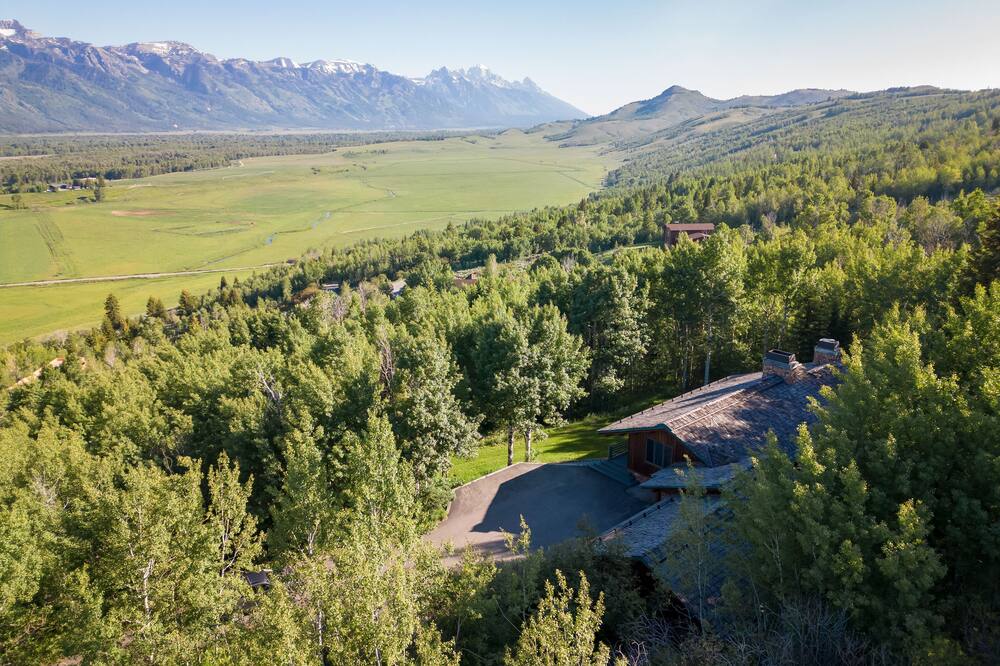 Four Bedroom Jackson Home, Accommodates up to Eight Guests